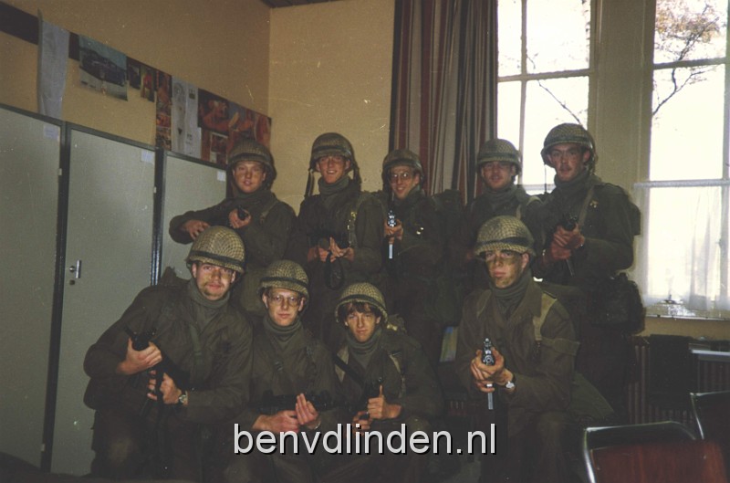 Afbeelding-08.JPG - Een compagnie had zo'n 180 soldaten, verdeeld in 4 pelotons. Elk peloton had een luitenant en een sergeant als leiding. Dit was ons peloton in Blerick net voordat we op oefening gingen, dus met volle bepakking en geweren (Uzi). We zouden er nog achterkomen dat er nog accesoires als gezichtscamouflage en helmcamouflage nodig waren.