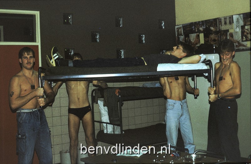 foto0006.JPG - En gewoon rustig op je bed blijven liggen terwijl gedreigd werd om met bed en al onder de douche gezet te worden is toch wel een teken van innerlijke rust.