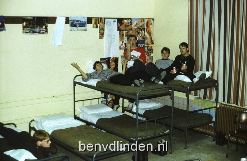 foto0007.JPG - Zie hier onze typische kamer. Een heel peloton op 1 kamer, met stapelbedden. Hier hadden we voor de verandering de bedden eens aan de linker kant gezet en onze kasten allemaal aan de andere kant. Een situatie waarvan de sergeant de volgende dag even in de war was.