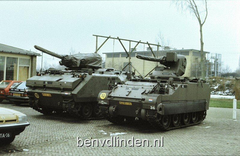 foto0013.JPG - 2 tanks, stonden er alleen maar, heb ik nooit zien rijden.