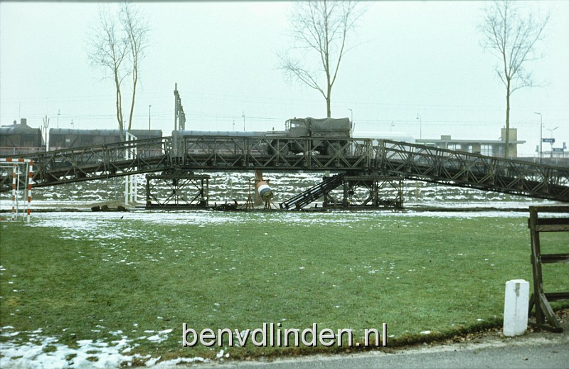 foto0014.JPG - Een brug om de hellingproef te doen.