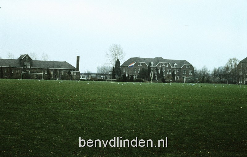 foto0017.JPG - het voetbalveld in het midden van alle gebouwen. Voetballers zijn hier niet gezien.