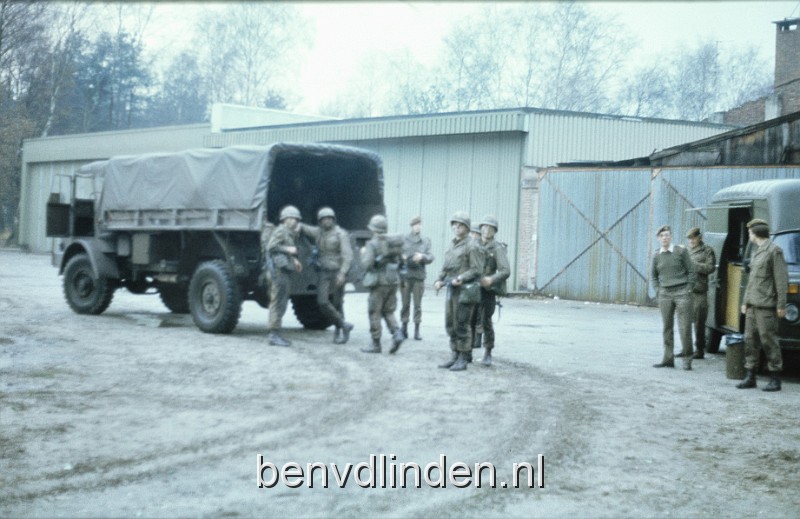 foto0020.JPG - Links de 3-tonner waarmee we naar de oefeningen gebracht werden. Nu zit iedereen in z'n eigen stoel, toen zaten we op kleine houten bankjes die zijwaards tegen de zijkant zaten. De 3-tonner was een benzine vrachtwagen en weer zo enorm goed afgeregeld dat je letterlijk benzinedampen inademde. Rechts zie je de CADI, een soort SRV wagentje wat op oefeningen koffie, thee en versnaperingen bracht die je kon kopen(het luikje staat nog open). CADI stond volgens mij voor Centrale Intendance en Kazerne Dienst.