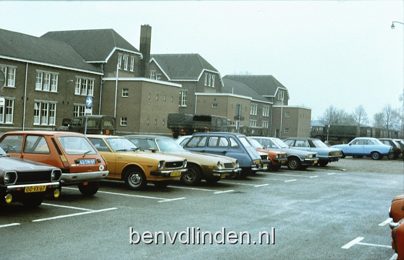 foto0022.JPG - De achterkant van ons opleidingsgebouw. Hier zie je de parkeerplaats van priv-auto's, daarachter de oefenplaats en dan het gebouw.