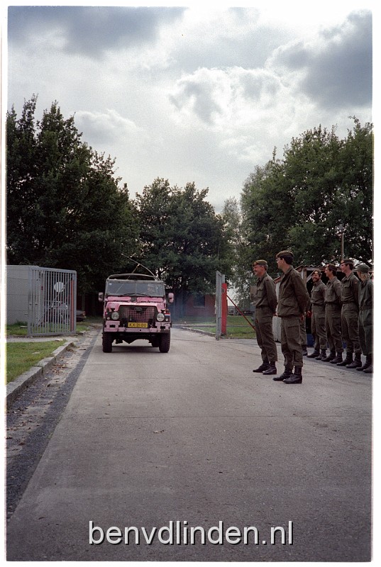 foto1.JPG - Fontein was fan van Peter Sellers en "the pink panther". Als peletonscommandant van het bevoorradingspeleton diende hij vooruit te rijden tijdens oefeningen naar de nieuwe lokatie en daar alvast de komst van de compagnie voor te bereiden. Dat gebeurde in een landrover waarvan ik de eerste 6 maanden zijn chauffeur was. Ik was blij, dat ik dat niet meer was. Affijn, daardoor kon ik de foto maken dat zijn landrover hem ophaalde voor afscheid van 41 bevo.