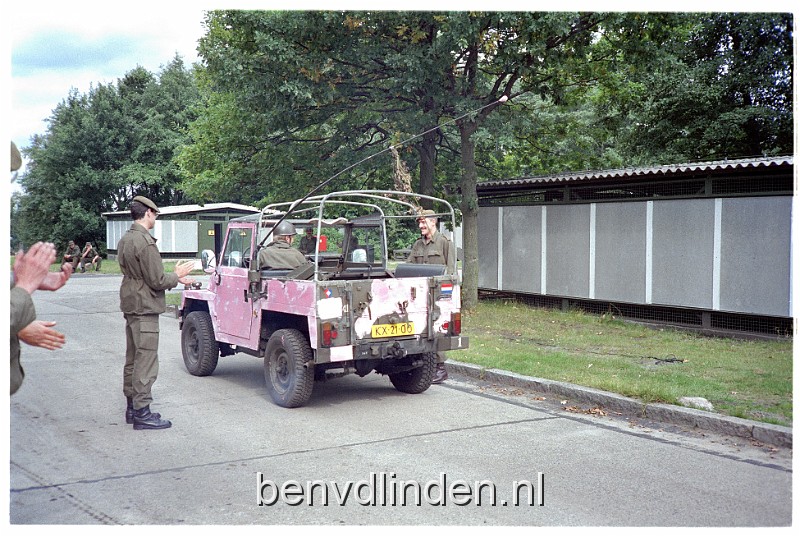 foto2.JPG - Instappen in de landrover die paars (hihi, rose) was geschilderd.