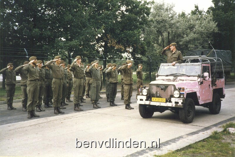 foto3.jpg - Voor militaire dienst toch geen gepast afscheid met militaire groet.