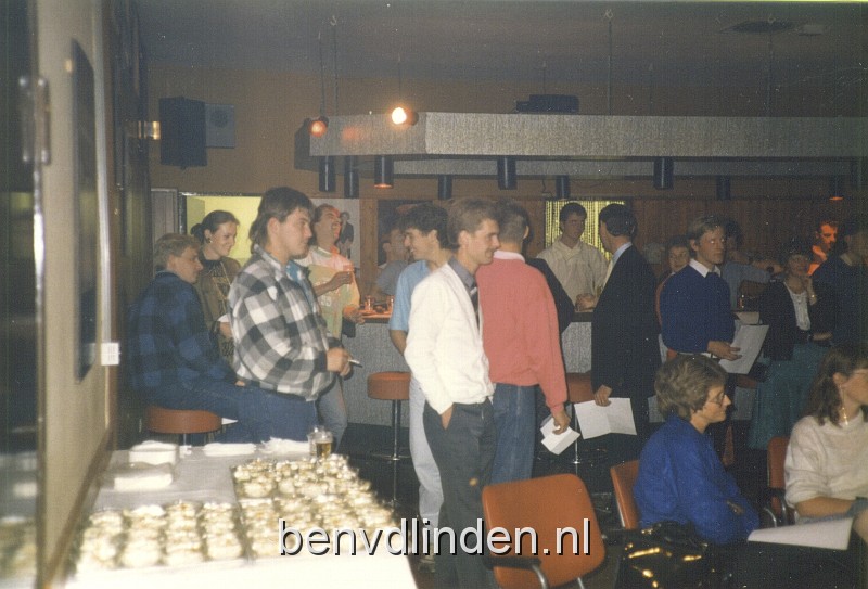 foto5.jpg - Wat toespraken met diverse toehoorders.Hier in het midden met wit vest Sergeant van Hulst. Persoonlijk vond ik heb de enige militair met een rang die gevoel en gerechtigheid had en dat ook toepaste in de praktijk. Chapeau, v Hulst!