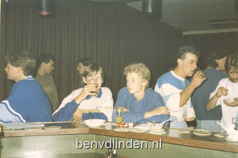 foto7.jpg - Je ziet hier de jongere generatie, echt broekkies die toch aan de bar zitten, dik 500km van huis in aktieve dienst.