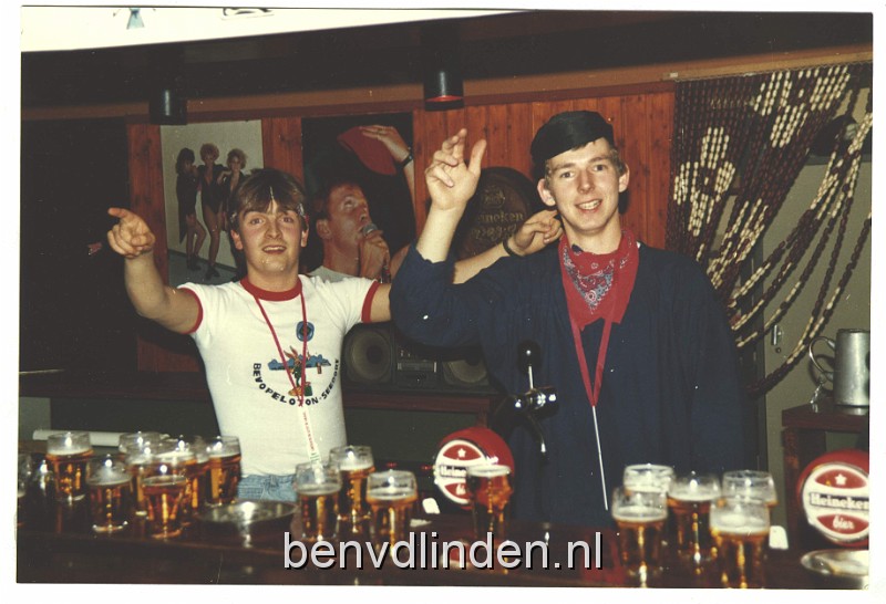 Afbeelding-30a.JPG - Fijn feesjenie?zie de pilsjes staan die uitgedeeld worden maar niet opgedronken. Dat krijg je, een pilsje was 30 deutse mark centen.