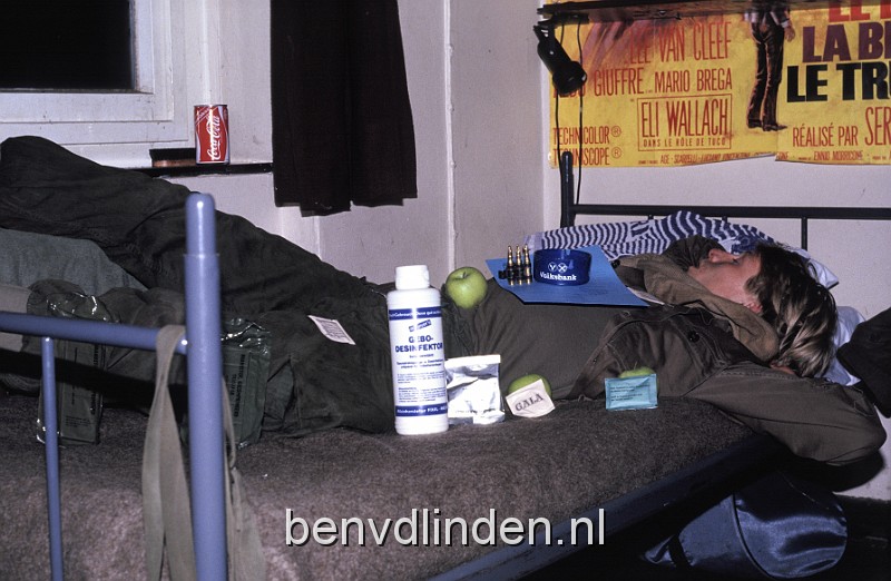 foto0039.JPG - Soldaat STroostma na zijn oefening, niet meer wakker te krijgen.