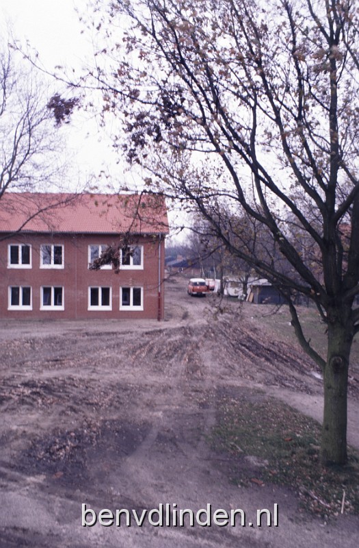 foto0128.JPG - Uitzicht op het terrein vanuit het raam boven