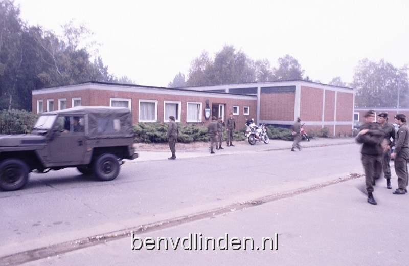 foto0132.JPG - Buiten ons compagniesgebouw zat de staf in een bijgebouw, voornamelijk doordat in de compagnie ook het 828 afvoerdetachement zat. Vanuit het compagnies gebouw 41-bevo hadden we rechtstreeks zicht op dat gebouw. Het verhoogde deel(rechts) was de bovenkant het kantoor van de bevoorraadingsadministratie en het onderste deel het magazijn van de fourier.