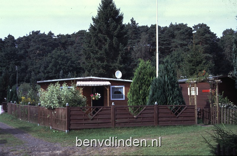 campingplaats_1.jpg - Na zijn diensttijd als professional heeft Jacques jaren een vaste plaats op de camping gehad in Brauel. Eerst deze versie in het beneden gedeelte tussen de kronkel in de Oste maar na diverse overstromingen is hij een stuk naar boven gegaan om de zaak droog te houden.De vlag was gehezen als hij er was, zijn oud-medestrijders die nog in operationele dienst waren konden daaraan zien of Jacques en Dory aanwezig waren.