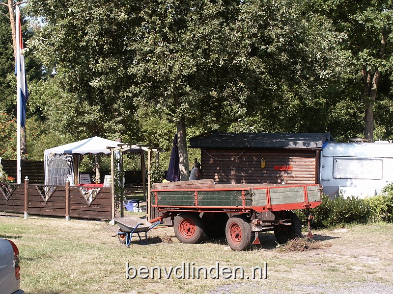 campingplaats_2.JPG - Na de verhuizing naar boven was het hier beter. Een plekje in de hoek met leuke buren. Ze waren veel op de camping.