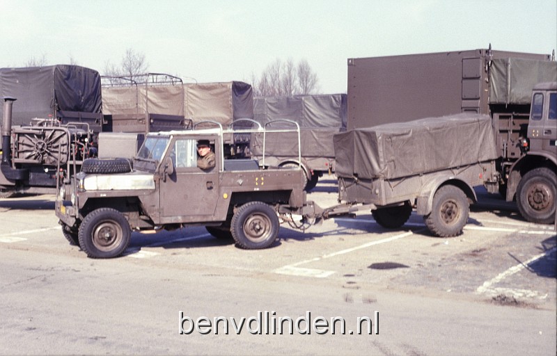 plaat1.JPG - De laro (landrover) van de compagniescommandant. Dit was  incluis een aanhanger.