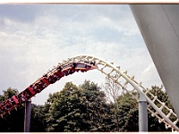 foto0007  De echte Python achtbaan werd geopend. Tot dan toe was het sprookjesbos en de speeltuin "De Efteling", modernisering moest het park een toekomst brengen. Deze foto kon ik maken omdat je de eerste jaren nog een andere ujitgang had en onder de python door naar buiten liep.
