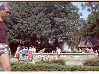 foto0009  Prins op de erwt was hier het sprookje. Een schoolvriend (enrico Sterken, zijn broer (Han sterken) en ander broertje) poseren  voor de fontein.