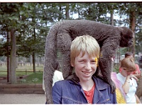 foto0017  Enrico Sterken poseert met aap uit de apeheul
