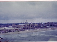 foto0042  Uitzicht vanuit de pier scheveningen richting Kurhaus. Je ziet het strand nog lang niet zo volgebouwd met flats enzo.