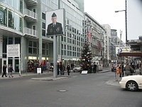 PICT2052  Afstandsfoto Checkpoint Charley. Hier is het maar net goed gegaan. In 1961 stonden bij de grensovergang Russische en Amerikaanse tanks tegenover elkaar in de Friedrichstrasse