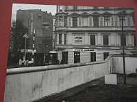 PICT2063  Dit is een foto gefotofrafeerd die bij een stuk orginele muur was opgehangen. Café Adler was een beroemd café