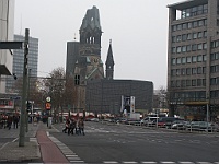 PICT2100  Deze dag zouden we naar een bunker gaan. Hanneke en ik hadden echt genoeg van de kool als eten en wilden gewoon lekker Berlijn in. We hadden al uitgezocht hoe dat met vervoer te doen. En: de avond van tevoren melden we dat aan onze chauffeur, de andere buschauffeur zat daarbij en zei dat hij met zijn mensen naar Berlijn ging. Wij hebben bij hem ingetekend (onze chauffeur was niet blij, had deze optie ook niet vermeld.) Wij waren daar wel blij mee en hebben hem in Berlijn een dikke fooi gegeven dat we zo mee mochten.