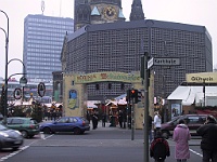 PICT2100a  Er was een kerstmarkt in Berlijn. Je ziet op de achtergrond de Kaiser-Wilhelm-Gedächtniskirche, in de 2e wereldoorlog gebombardeerd, gefixeerd maar niet gerestaureerd daarna.