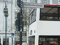PICT2103  Beroemde straat, gefotografeerd bordje: Kurfürstendamm beroemde straat voor de 2e wereldoorlog (rijkdom en bruisend cultureel leven en welvarendste deel van Duitsland) beroemde straat tijdens de koude oorlog: "uithangsbord van het kapitalisme"