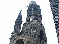 PICT2111  dit is de enige toren die nog van de gedächtniskirche over is. rondom allemaal zeer hoge moderne torens.