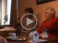 M2U00074  In dit truck restaurant gingen we eten, omdat bij het grote meer waarheen we waren gereden niet goed eten was. We hebben hier genoten, ook zien we moeder behoorlijk schudden met de zoutpot....