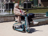 PICT2246b  Moeder zit op de scoot te wachten omdat iedereen ineens moest toiletteren