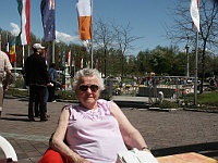 PICT2249  Mooi weer, truitje opgerold, armpjes in de zon en genieten maar