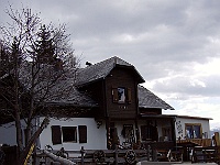 PICT2251d  De Pichl Hütte vooraanzicht, rechts een mooi terras waar je zomers goed kan zitten. Binnen bij slecht weer.