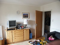 PICT2905  Andere zijde huiskamer. Tv met satelliet aansluiting (19.2). Als je je canaldigitaalkaart meeneemt kan je hier mee kijken