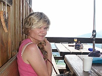 PICT2914  Hanneke houdt de hondjes vast voordat ze onze bekers met buttermilch omgooien