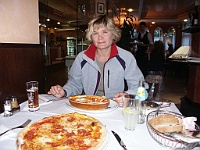 PICT2930  Ja, lekker eten in Lienz. Sinds we daar het eerste jaar zijn gekomen blijven we genieten van de beste Pizza's die we ooit hebben gegeten. Restaurant Leonardo. Dat het daar vol zit met Italianen zegt genoeg. Van buiten uit zie je geen echt mooi restaurant, maar binnen is alles keurig verzorgd en mooi ingericht.