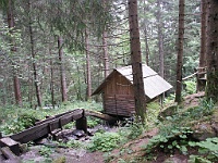PICT2881  Je ziet hier een houteren aftakking van de rivier met een molen aan het einde. De molens zijn gewoon kleine hutjes, waarin eigenlijk niets interessants te zien is.