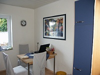PICT3002  Andere zijde van de keuken. Mooi plaatsje voor laptop en 's-avonds eten met z'n tweeën.