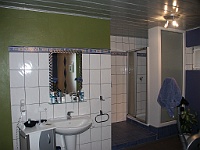 PICT3006  De andere zijde van de wellness met extra douche vanwege de sauna