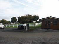 PICT3016  Parkeerfaciliteiten en rechts kinderland met daarachter alle containers ed mooi weggewerkt