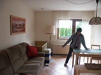 PICT3021  De keukenkant van de woonkamer wordt ingericht
