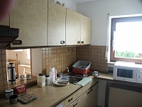 PICT3028  De keuken, die zo uit de jaren 70 komt. Leuk is het luikje naar de woonkamer.