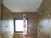 PICT3030  De badkamer is ouderwets en niet luxe, maar een bad is wel heel heerlijk om in te liggen....