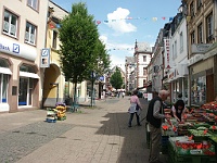 PICT3036  Dag gaan we gewoon rijden en zien wel wat we tegenkomen, in ieder geval een leuke winkelstraat in Mertz