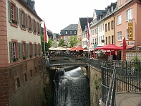 PICT3039  De waterval van Saarburg aan de andere zijde. Rechts zijn goed de winkeltjes en restaurantjes te zien.