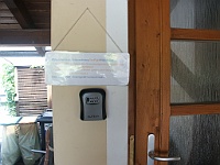PICT3305  We troffen een welkomst-bordje en een sleutelkastje aan bij de deur. Codes waren de dag daarvoor per mail doorgegeven.
