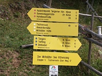 PICT3317  Vertrekpunten naar overal en nergens. de tijden zijn nogal optimistisch