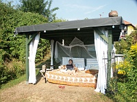 PICT3319  De buurvrouw: Krista Egger had gezegd dat we het bed in de weide van haar rustig mochten uitproberen. Ook maar meteen even een foto met de hondjes gemaakt