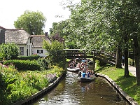 IMG 3263  Tot nu toe heb je foto's met weinig mensen in Giethoorn gezien. Dat was al moeilijk fotograferen. Maar dit stukje waar echt iedereen doorheen wilde was gelijk een botswagen-attractie op de kermis maar dan met bootjes.... Langs de kanten rustig kijken naar hoe anderen in de file vaarden.